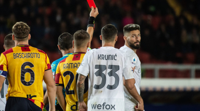 שחקן מילאן, אוליבייה ז'ירו, סופג כרטיס אדום (צילום: GettyImages, Ivan Romano)