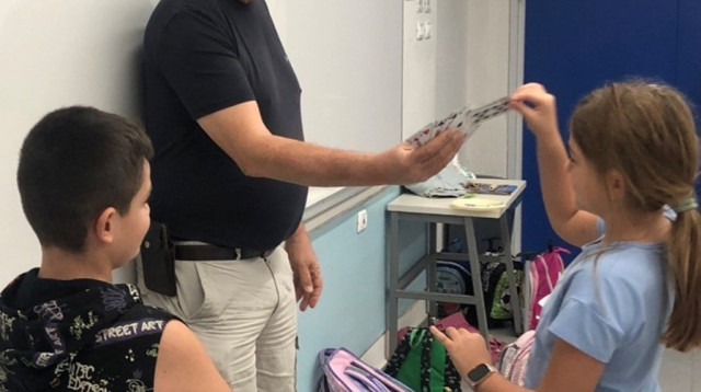 שולף קלף מנצח. פרופ' יובל שחר בפעולה   (צילום: ללא)