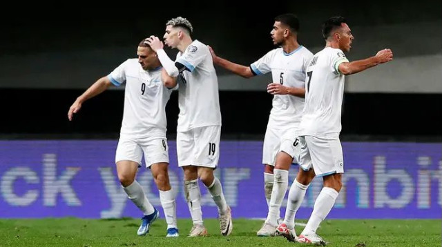 שחקני נבחרת ישראל חוגגים עם שון וייסמן (צילום: רויטרס)