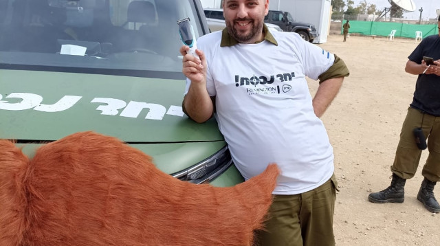 בא להרים. המשפיען גל הללי הידוע בכינויו "גלגול" לצד ניידת התספורות (צילום: יחצ)