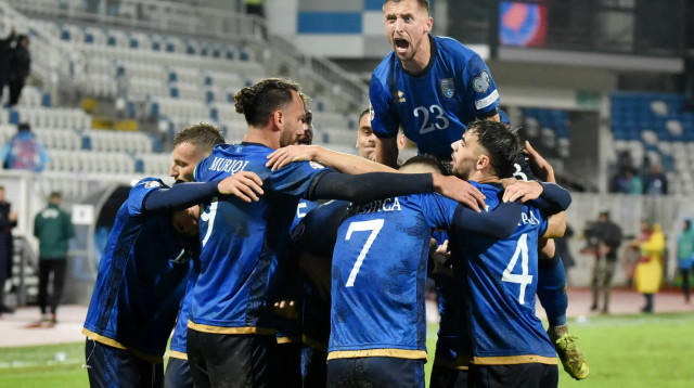 שחקני נבחרת קוסובו חוגגים (צילום: רויטרס)