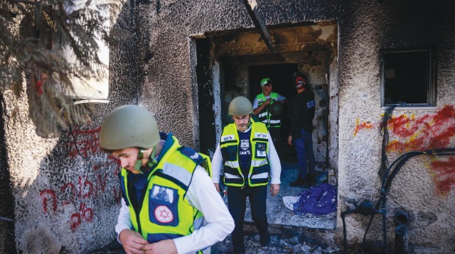 צוות זק"א בכפר עזה לאחר הטבח (צילום: חיים גולדברג פלאש 90)