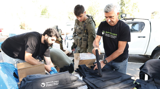 הקרן לידידות חילקה אפודים קרמיים לרבש"צים בשער הנגב (צילום: מישל אמזלג, הקרן לידידות)