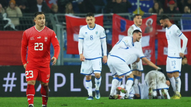 ג'רדאן שאקירי שחקן נבחרת שוויץ מאוכזב, ברקע שחקני נבחרת קוסובו חוגגים (צילום: רויטרס)