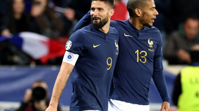 חלוץ נבחרת צרפת אוליבייה ז'ירו חוגג עם  ז'אן-קלר טודיבו (צילום: רויטרס)