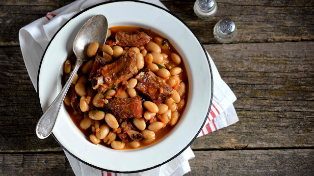 מרק עשיר של בשר ושעועית לבנה (צילום: באדיבות חלי ממן)