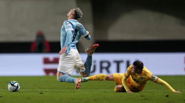 דור תורג'מן שחקן נבחרת ישראל מוכשל על ידי ולנטין מיחאילה שחקן נבחרת רומניה (צילום: GettyImages, David Balogh)