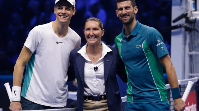 נובאק ג'וקוביץ' טניסאי סרבי עם יאניק זינר טניסאי איטלקי, גמר טורניר גמר הסבב (צילום: רויטרס)