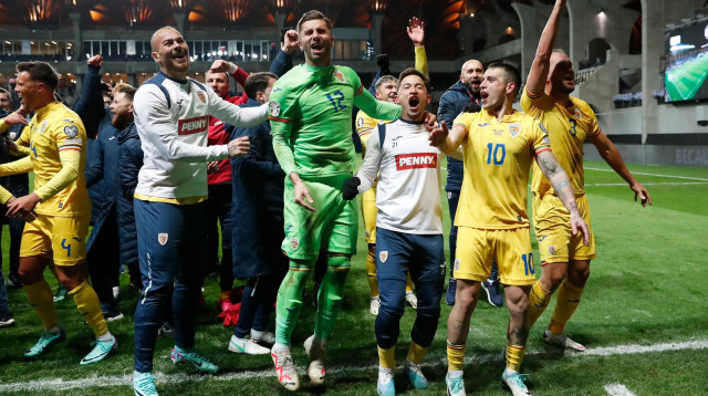 שחקני נבחרת רומניה חוגגים העפלה ליורו 2024 (צילום: רויטרס)