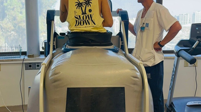 דביר משתמש במכשיר המיוחד (צילום: בית החולים הדסה)