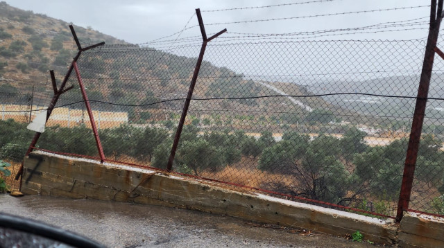 הגדר המפרידה בין אותם כפרים פלסטינים ליישוב שערי תקווה  (צילום: פרטי)