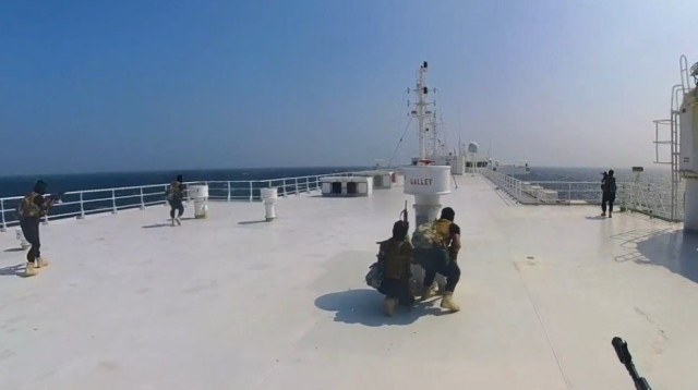 החותים משלטים על הספינה בבעלות ישראלית בים האדום  (צילום: רשתות ערביות)