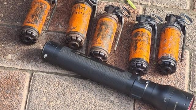 חומר נפץ שמצא בקטנוע של החשוד (צילום: דוברות המשטרה)