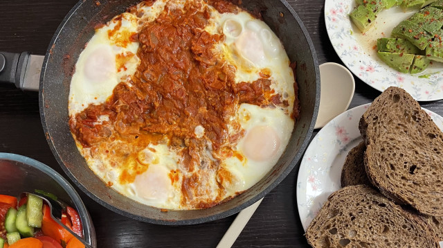 שקשוקה עגבניות של אמא (צילום: ליאל עזור)