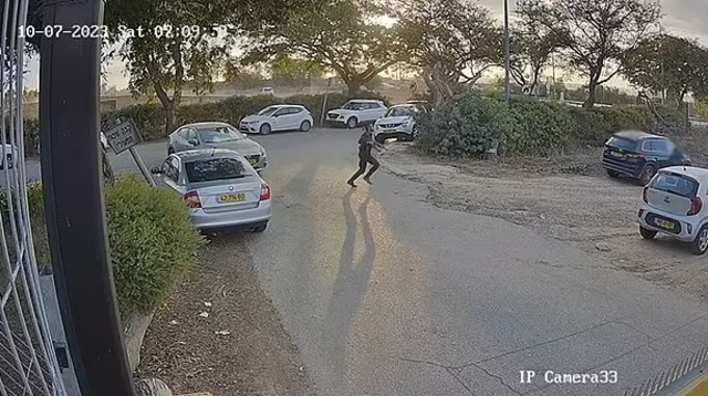 תיעוד מבוקר השבת השחורה, קיבוץ עלומים (צילום: מצלמות אבטחה)