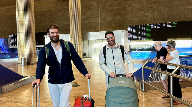 אורי לייזרוביץ וארז ברגר נוחתים בארץ עם התינוק שלהם  (צילום: יח"צ)