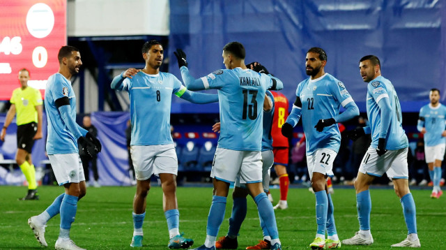 ענאן חלאילי חוגג עם שחקני נבחרת ישראל (צילום: רויטרס)