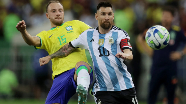 שחקן נבחרת ברזיל, קרלוס אוגוסטו, מול שחקן נבחרת ארגנטינה, ליאונל מסי (צילום: רויטרס)