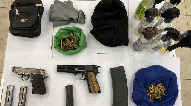 האמל"ח שנמצא בחברה הערבית (צילום: דוברות המשטרה)