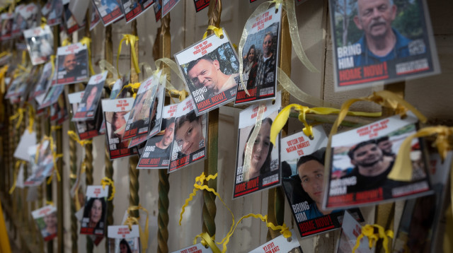 תמונות החטופים (צילום: Yonatan Sindel/Flash90)