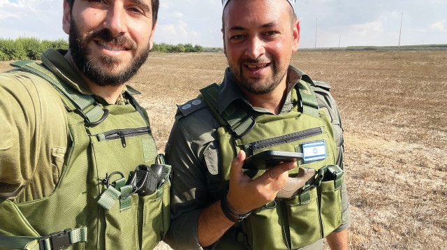 מקימי החמ"ל האזרחי למען מפונים (צילום: פרטי)