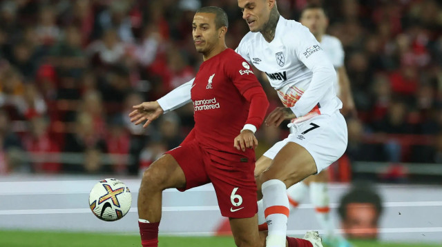 טיאגו אלקנטרה שחקן ליברפול לפני ג'אנלוקה סקמאקה שחקן ווסטהאם (צילום: רויטרס)
