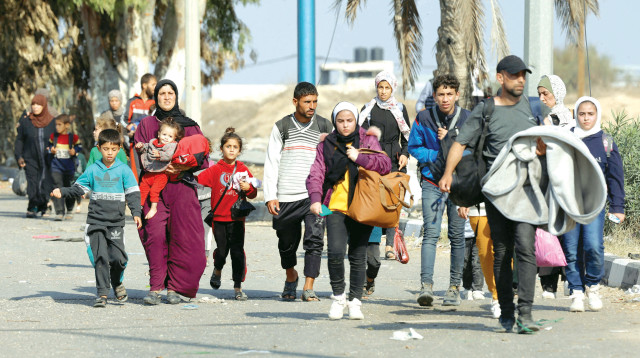 תושבי עזה צועדים דרומה (צילום: רויטרס)