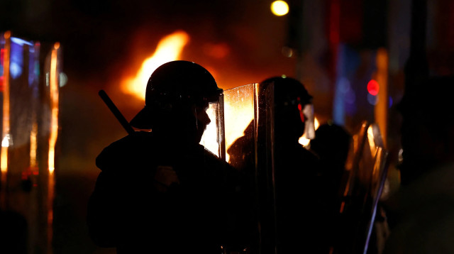 מהומות בעיר דבלין, אירלנד, אחרי האירוע שבו נדקרו ילדים (צילום: רויטרס)