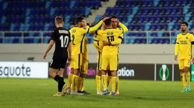 שחקני מכבי תל אביב חוגגים עם ערן זהבי (צילום: אתר רשמי, מכבי תל אביב בכדורגל)