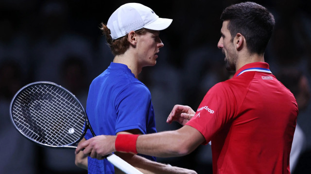 נובאק ג'וקוביץ' עם יאניק זינר לאחר הפסד בחצי גמר גביע דייויס (צילום: רויטרס)