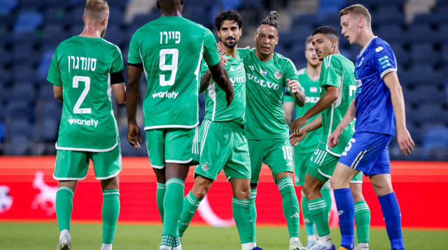 עילאי חג'ג', צ'ארון שרי, ליאור רפאלוב שחקני מכבי חיפה חוגגים (צילום: מאור אלקסלסי)