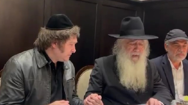 נשיא ארגנטינה חוויאר מיליי, לצד הרב דוד פינטו (צילום: מתוך הטוויטר של ינון מגל)