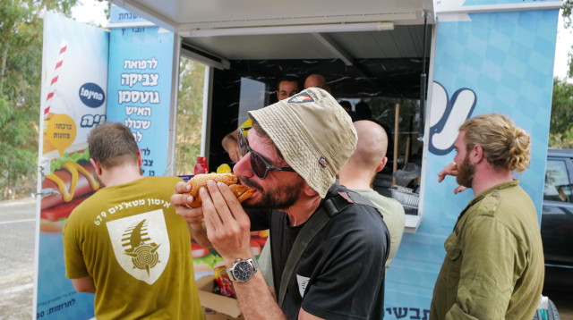 מתנדבים ומבשלים לחיילי המילואים ברמת הגולן. אוקטובר 2023 (צילום: מיכאל גלעדי פלאש 90)