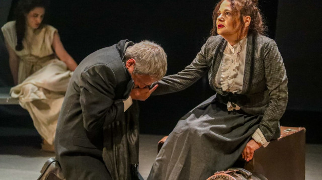 ההצגה "מהפכניות" בתיאטרון תמונע (צילום: שלומי יוסף)