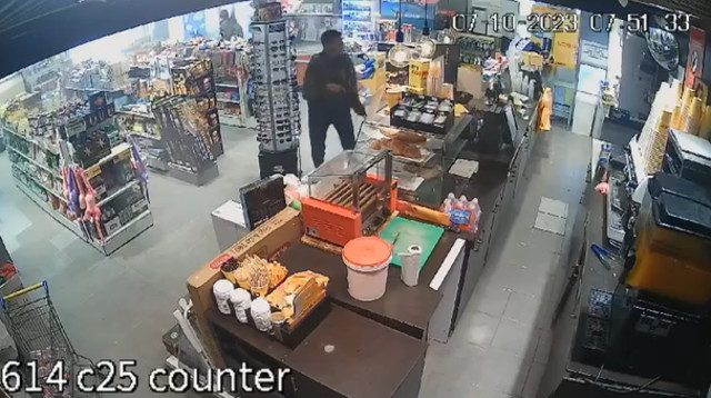 פשיטת מחבלי חמאס על תחנת דלק יילו (צילום: מצלמת אבטחה)