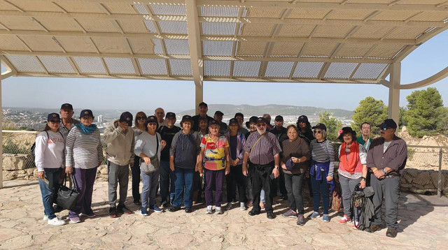 מפונים מנתיב העשרה בסיור במערת הנטיפים (צילום: אלי אגמי)