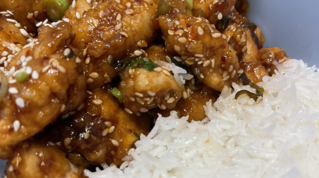 עוף מוקפץ סיני חמוץ מתוק (צילום: ליאל עזור)