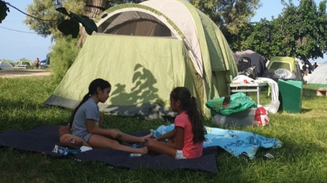 ילדות המשפחה בשישי לפני הלחימה בגן הלאומי תל אשקלון (צילום: נדיה דמרי)