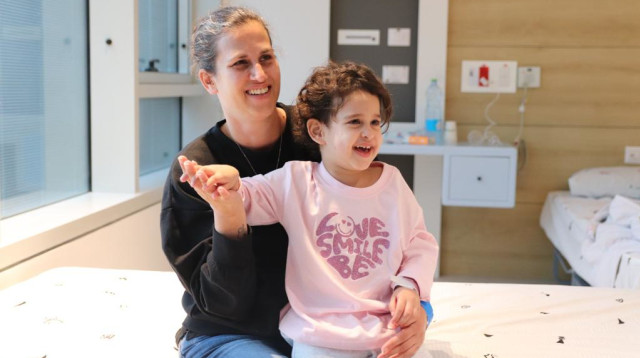 אביגיל עידן עם קרובת משפחתה במרכז שניידר לרפואת ילדים (צילום: דוברות מרכז שניידר)