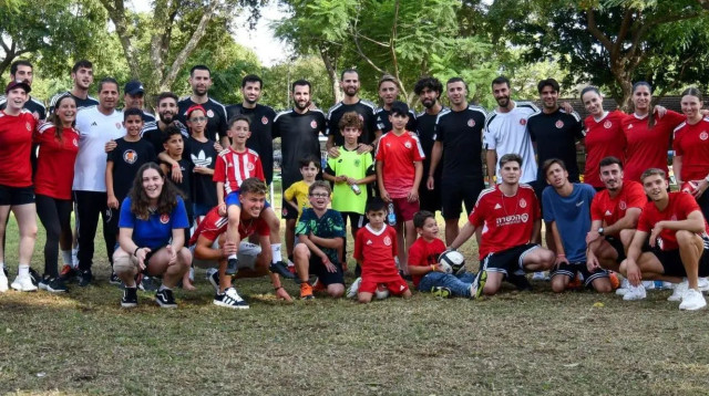 שחקני ושחקניות הפועל תל אביב עם ילדי עוטף עזה בשפיים (צילום: אתר רשמי, הפועל תל אביב)