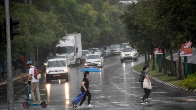 גשם בתל אביב (צילום: Miriam Alster/Flash90)