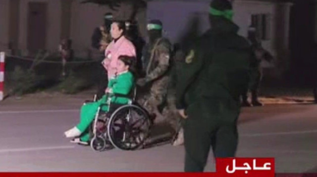 ‏יובל אנגל בת ה-8 מובלת בכיסא גלגלים (צילום: רשתות ערביות)