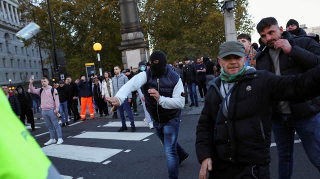 פעילי ימין בריטים מוחים נגד מפגינים פרו-פלסטינים בלונדון (צילום: REUTERS/Hannah McKay)
