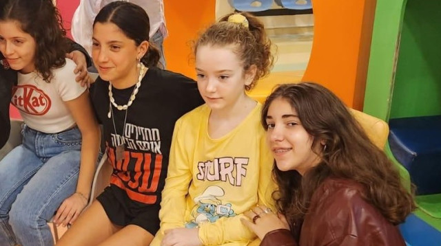 רותם שושני ואמילי הנד חוגגות יום הולדת עם אליעד (צילום: באדיבות המשפחה)