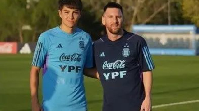 ולנטינו אקוניה עם ליאונל מסי באימון של ניואל'ס אולד בויס (צילום: אתר רשמי, טוויטר ניואל'ס אולד בויס)