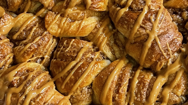 עוגת רוגלך משגעת עם לוטוס וקינמון (צילום: ליאל עזור)