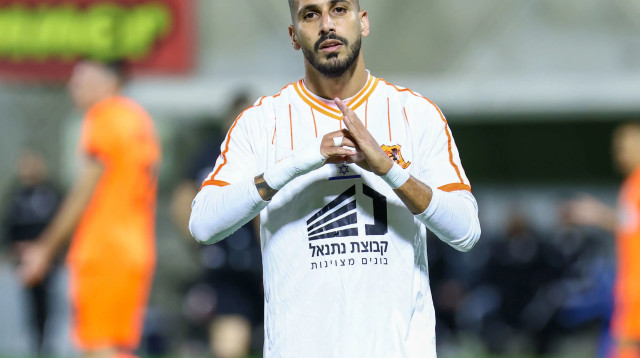 אלמוג בוזגלו שחקן בני יהודה מסמן חצי לב (צילום: דני מרון)