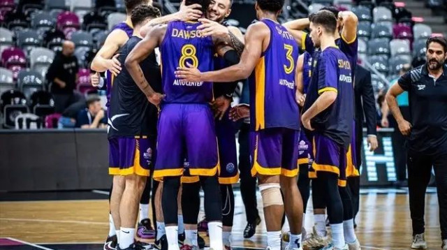 "לליגת האלופות פחות חשוב מי נהרג פה ומי שם". שחקני הפועל חולון חוגגים את הניצחון (צילום: אתר רשמי, ליגת האלופות)