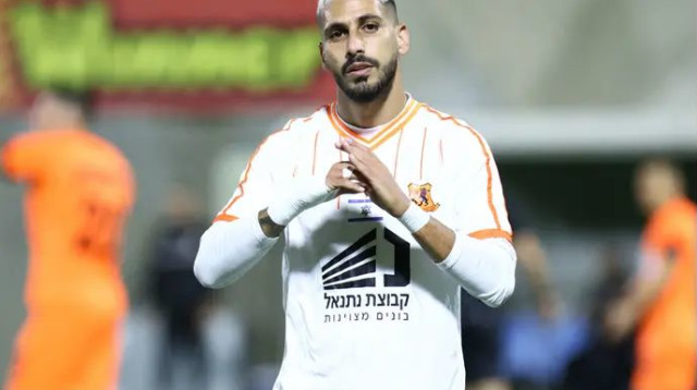 סימן חצי לב למען החטופים. אלמוג בוזגלו (צילום: דני מרון)