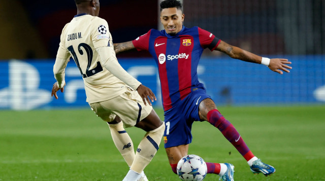 ראפיניה שחקן ברצלונה מול זאידו סאנוסי שחקן פורטו (צילום: רויטרס)